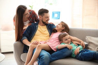 Genç çift evde çocuğu ile vakit geçirmek. Mutlu bir aile