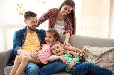 Genç çift evde çocuğu ile vakit geçirmek. Mutlu bir aile
