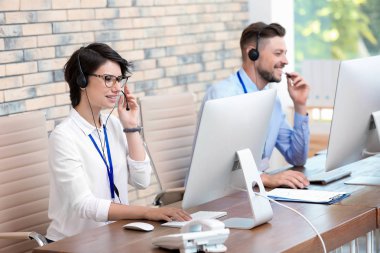 Kulaklıklar işyerinde işleçlerle teknik destek