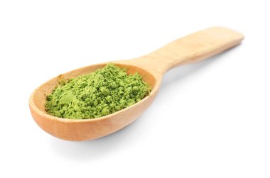 Beyaz arkaplanda pudralanmış kibrit çayı ile kaşık