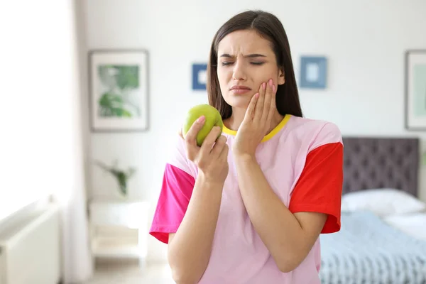 Mladá Žena Citlivými Zuby Apple Doma — Stock fotografie