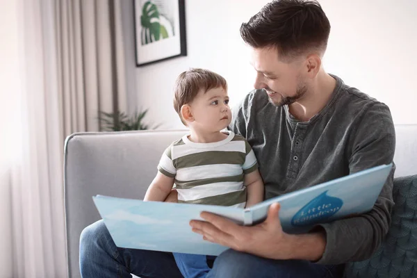 Vader Zoon Lezen Boek Bank Thuis — Stockfoto