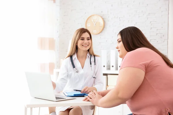 Ärztin Berät Übergewichtige Frau Klinik — Stockfoto