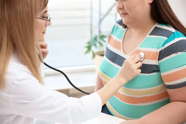 Dokter Wanita Mendengarkan Detak Jantung Pasien Dengan Stetoskop Klinik — Stok Foto