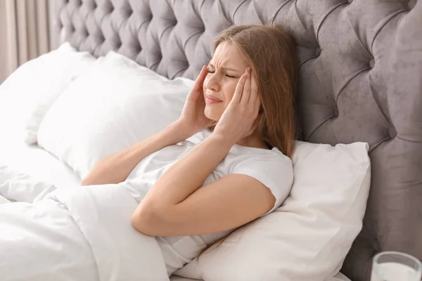 Νεαρή Γυναίκα Τρομερό Πονοκέφαλο Ξαπλωμένη Στο Κρεβάτι — Φωτογραφία Αρχείου