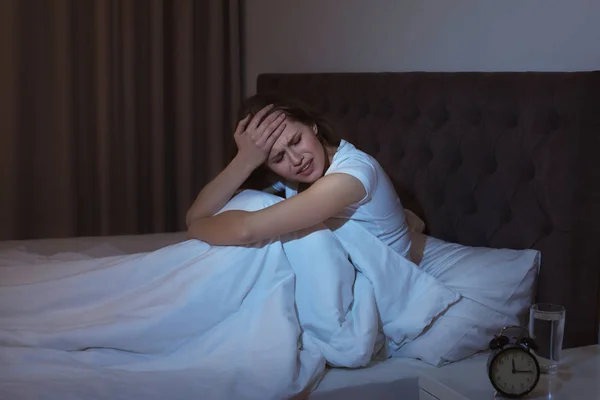 Jonge Vrouw Met Verschrikkelijke Hoofdpijn Zit Bed Bij Nacht — Stockfoto