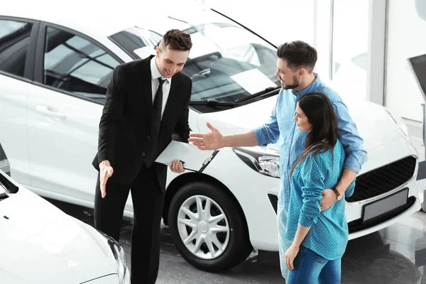 Pareja Joven Comprando Coche Nuevo Salón — Foto de Stock