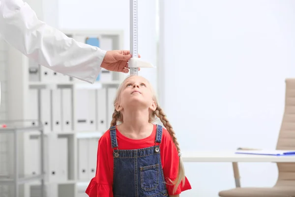 Ölçüm Küçük Kızın Yükseklik Hastanede Doktor — Stok fotoğraf