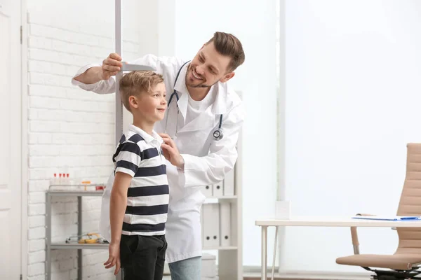 Médico Medindo Altura Menino Hospital — Fotografia de Stock