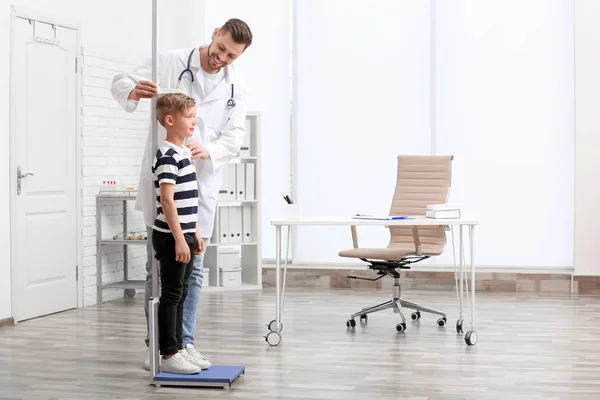Doctor Measuring Little Boy Height Hospital — Stock Photo, Image