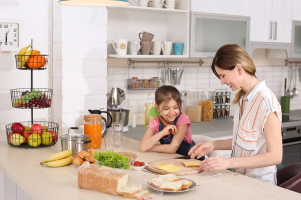 Dona Casa Com Sua Filha Preparando Jantar Cozinha — Fotografia de Stock