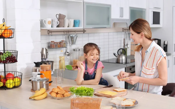 Dona Casa Com Sua Filha Preparando Jantar Cozinha — Fotografia de Stock