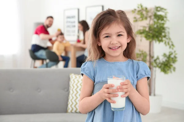 Evde Süt Ile Sevimli Küçük Kız — Stok fotoğraf