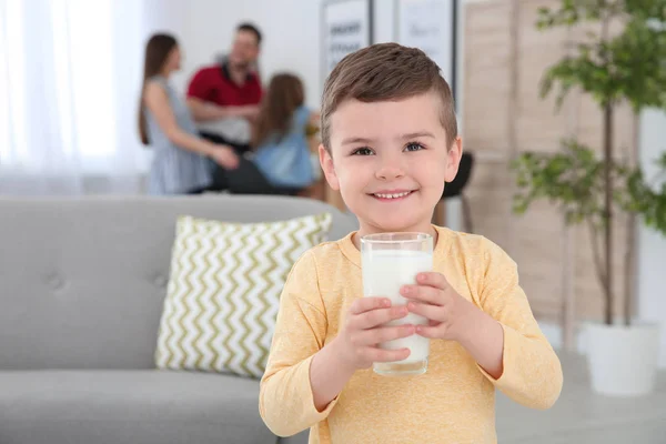 Söt Liten Pojke Med Glas Mjölk Hemma — Stockfoto