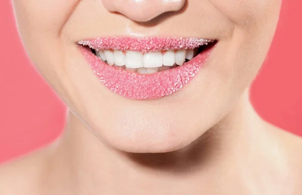 Hermosa Modelo Joven Con Labios Azúcar Fondo Color — Foto de Stock