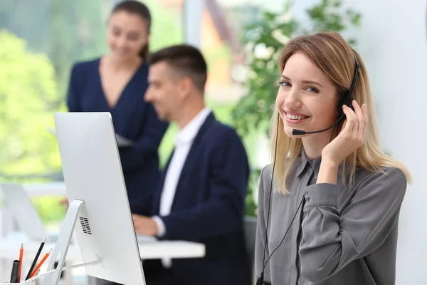 Empfangsdame Mit Headset Schreibtisch Büro — Stockfoto