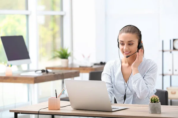 Recepcionista Femenina Con Auriculares Escritorio Oficina —  Fotos de Stock