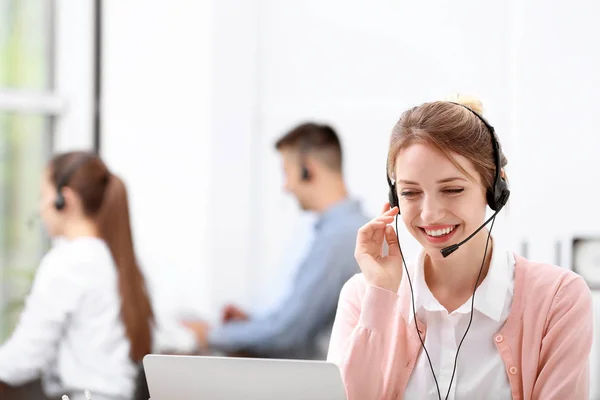 Jovem Recepcionista Com Fone Ouvido Escritório — Fotografia de Stock