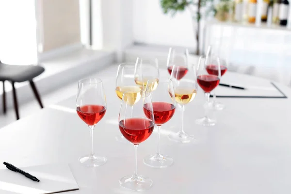 室内のテーブルの上のおいしいワインとグラス — ストック写真