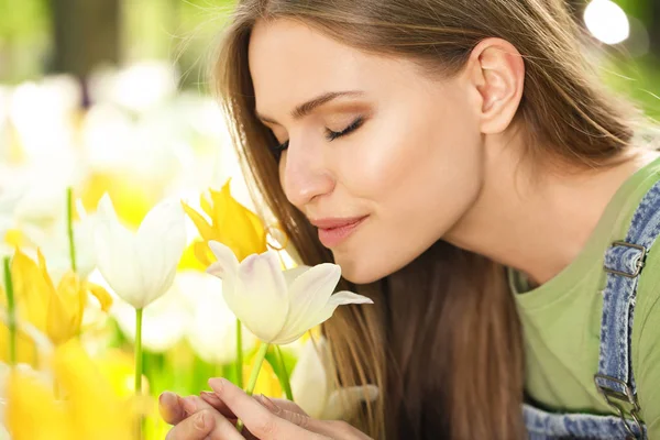 Bella Giovane Donna Vicino Tulipani Fiore Nel Parco Verde Nella — Foto Stock