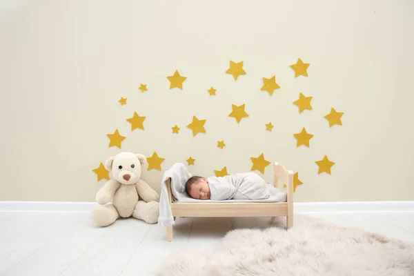 Очаровательный Новорожденный Ребенок Спит Маленькой Кровати — стоковое фото