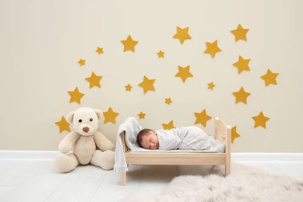 Очаровательный Новорожденный Ребенок Спит Маленькой Кровати — стоковое фото
