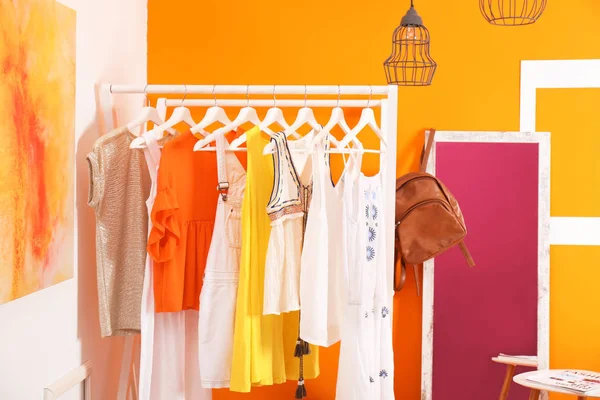 Stijlvolle Kleedkamer Interieur Met Kleding Rek Spiegel — Stockfoto