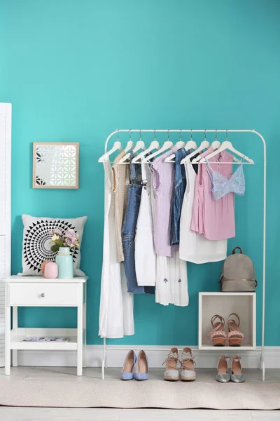 Stijlvolle Kleedkamer Interieur Met Kleding Rek — Stockfoto