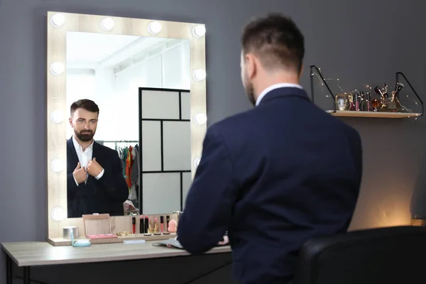 Joven Hombre Guapo Cerca Del Espejo Sala Maquillaje —  Fotos de Stock