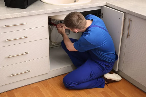 Professionele Loodgieter Uniform Vaststelling Aanrecht — Stockfoto