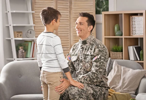 Jovem Uniforme Militar Com Seu Filhinho Casa — Fotografia de Stock