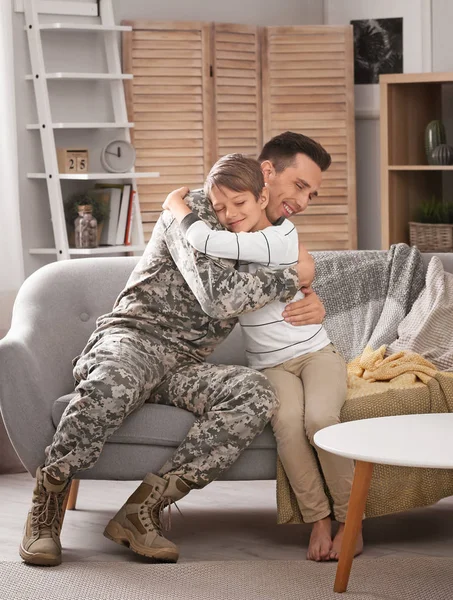 Jovem Uniforme Militar Com Seu Filho Sofá Casa — Fotografia de Stock