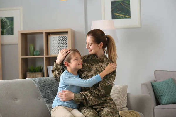 Mulher Uniforme Militar Com Seu Filho Sofá Casa — Fotografia de Stock