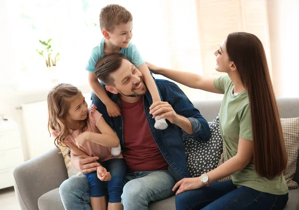 Unga Lycklig Familj Med Hemmavarande Barn — Stockfoto