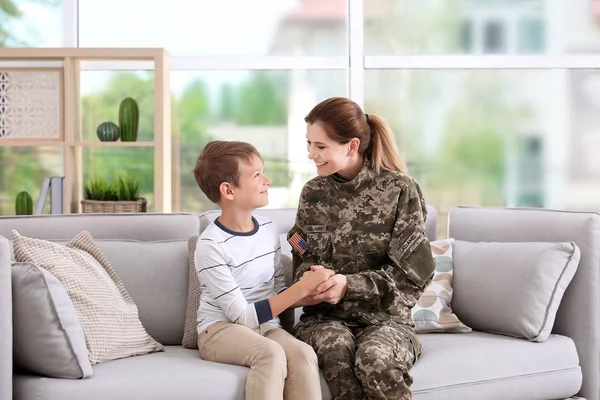 Mulher Uniforme Militar Com Seu Filho Sofá Casa — Fotografia de Stock