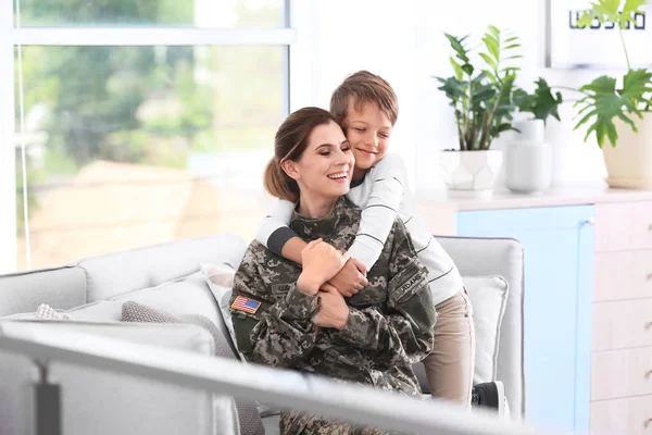 Mulher Uniforme Militar Com Seu Filho Sofá Casa — Fotografia de Stock