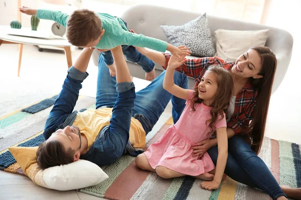 Ungt Par Att Umgås Med Barn Hemma Lycklig Familj — Stockfoto