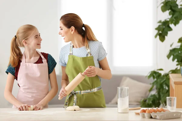 Moeder Haar Dochter Maken Deeg Aan Tafel Keuken — Stockfoto
