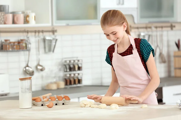 Ragazza Adolescente Rotolamento Pasta Sul Tavolo Cucina — Foto Stock
