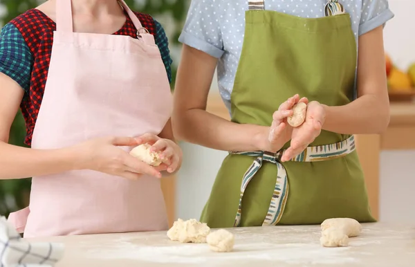 Madre Sua Figlia Preparare Pasta Tavola Primo Piano — Foto Stock