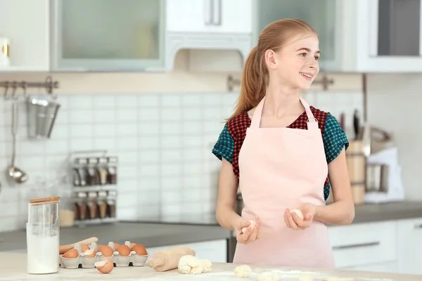 Ragazza Adolescente Con Pasta Cruda Cucina — Foto Stock