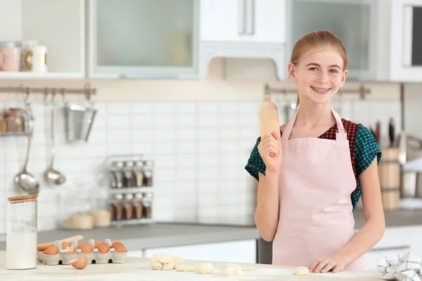 Ragazza Adolescente Con Mattarello Pasta Cruda Cucina — Foto Stock