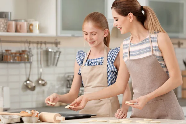 Madre Figlia Con Pasta Biscotto Cucina — Foto Stock