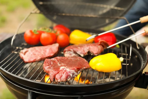 Grill Moderne Avec Viande Légumes Extérieur Gros Plan — Photo