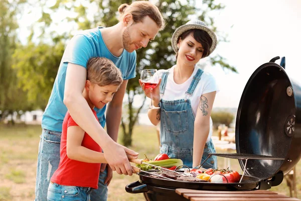 Famiglia Felice Avere Barbecue Con Barbecue Moderno All Aperto — Foto Stock