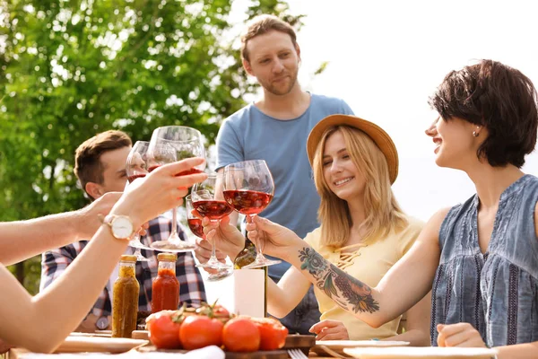 Jongeren Met Glazen Wijn Aan Tafel Buiten Zomer Barbecue — Stockfoto