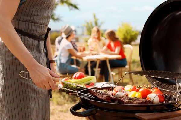 人烹调肉和蔬菜在烤肉烧烤室外 — 图库照片