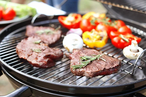 Parrilla Moderna Con Carne Verduras Aire Libre Primer Plano — Foto de Stock