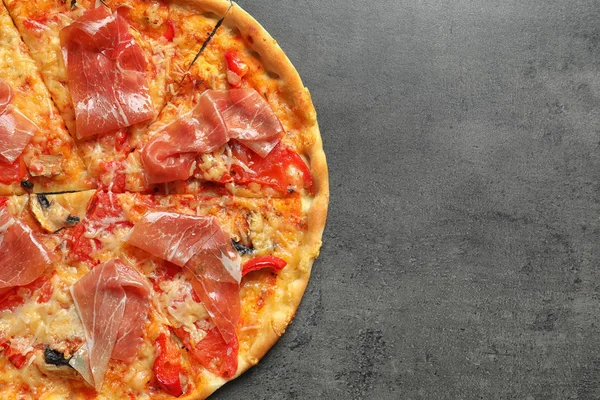 Gri zemin üzerine pastırma ile lezzetli pizza
