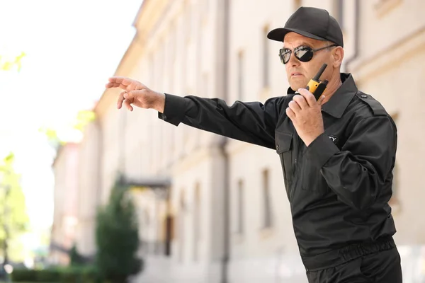 Mężczyzna Ochroniarz Przy Użyciu Przenośny Nadajnik Zewnątrz — Zdjęcie stockowe